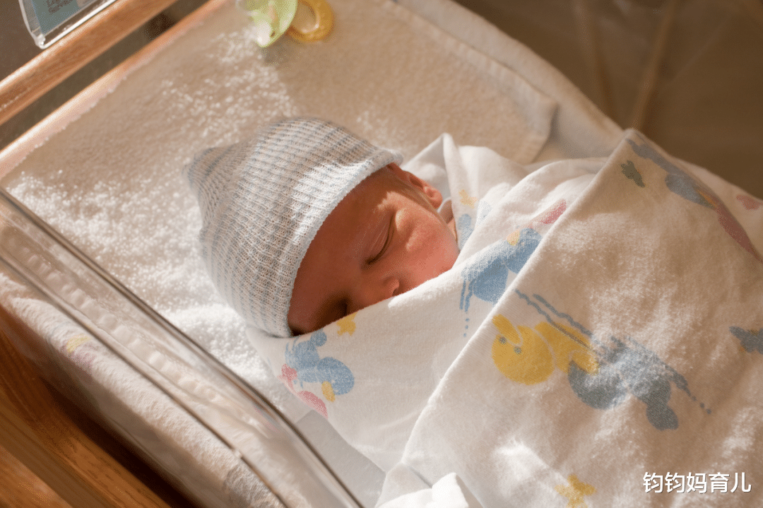 钧钧妈育儿|多大买婴儿床合适？宝妈们会挑选婴儿床吗？