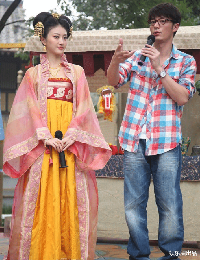 景甜|景甜九年前旧照被扒，双手握话筒引热议，网友：纯不纯显而易见