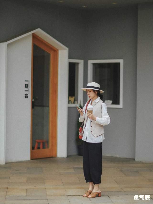 鱼司辰|秋季的马甲穿搭指南，搭牛仔裤和半身裙减龄又时髦，让人高看一眼