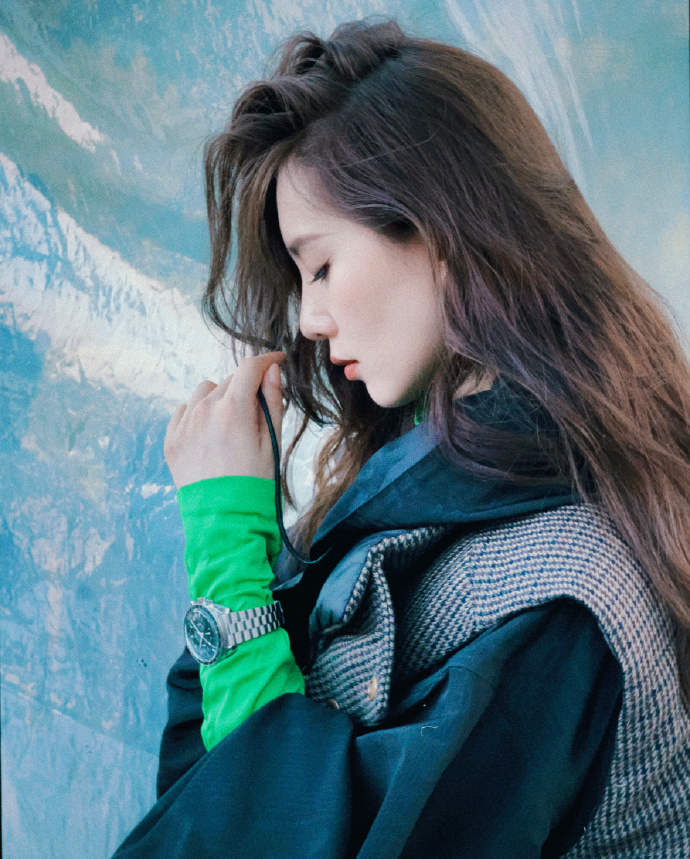 穿衣搭配|刘诗诗示范冬日穿搭时尚保暖 长发侧披气质出众