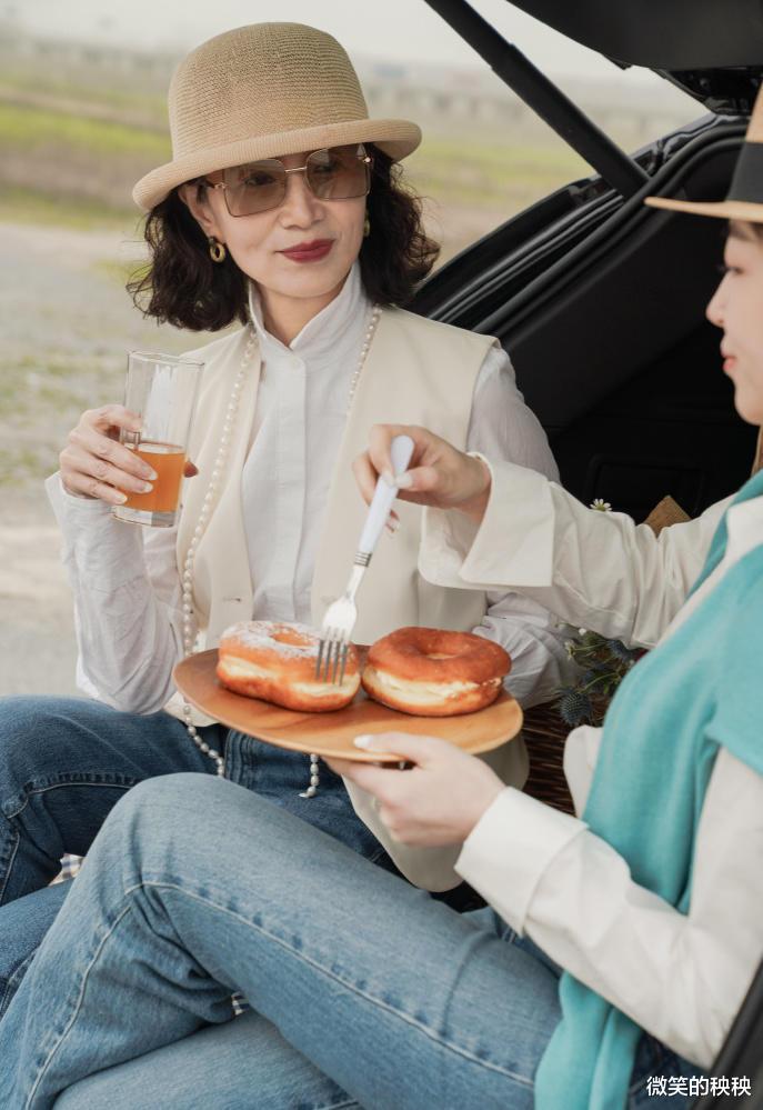 微笑的秧秧|过了50岁的女人，早秋记得“穿松不穿紧”，学她这么穿好优雅