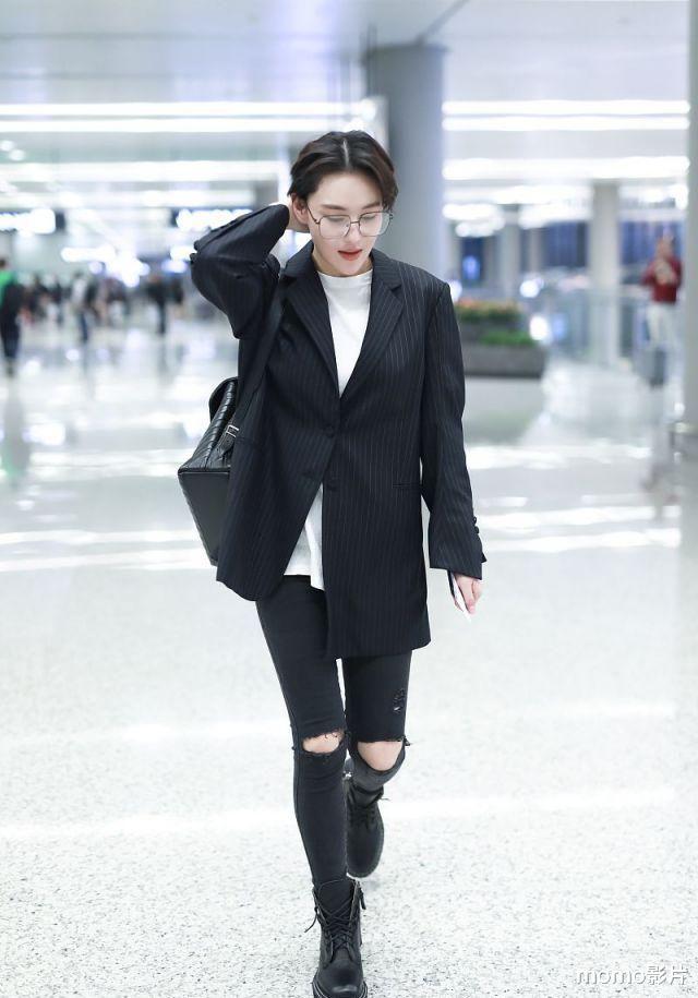 张馨予|张馨予粉卫衣配短发，清新减龄，少女感十足