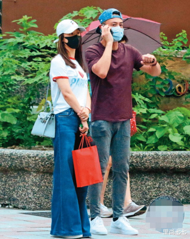 里尚七七|林心如夫妇合体亮相，她与校友合拍站C位，霍建华在人群外被忽视