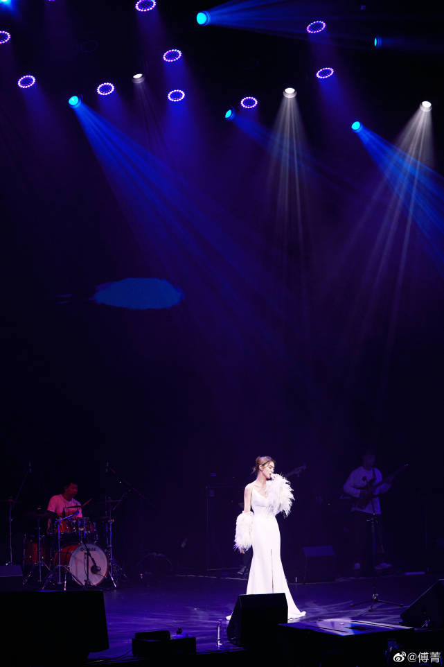 傅菁|傅菁狂野劲舞与温柔歌唱交织魅力十足