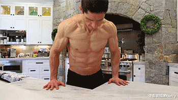 俯卧撑|10个最有助于“增肌练大”的徒手自重动作