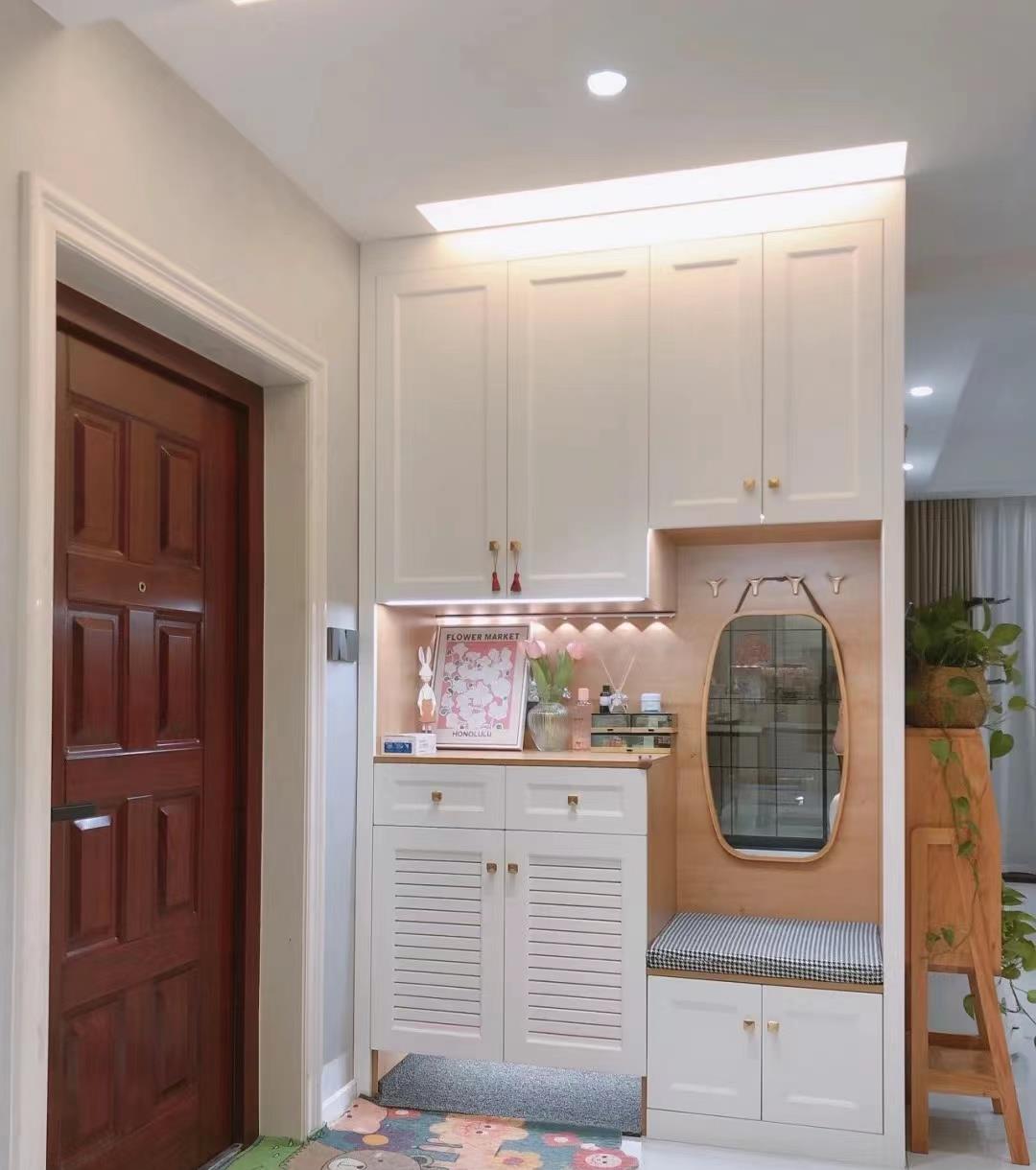 入户冲厕所太尴尬？设计师巧妙设计后，打造出完美玄关，太赞了