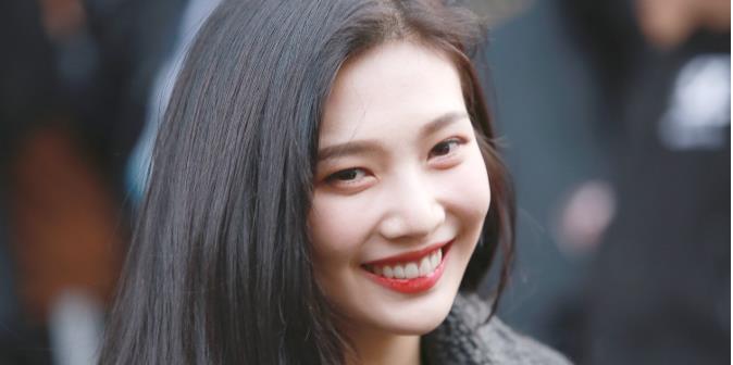 朴秀荣|出道前被夸神似金裕贞，后靠一张牙疼照火出圈，却被嘲讽资源咖