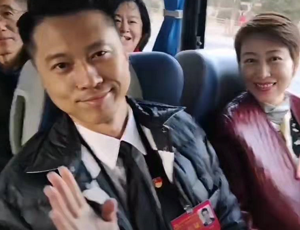 秦岚|文代会众星合影，陈宝国地位高，濮存昕跷二郎腿，周涛鞠萍同框