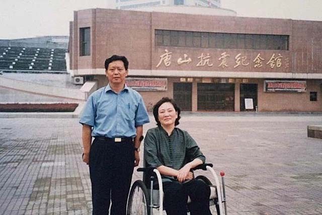 新婚夫妻遭遇地震,妻子高位截瘫终身不育,飞行员丈夫不离不弃