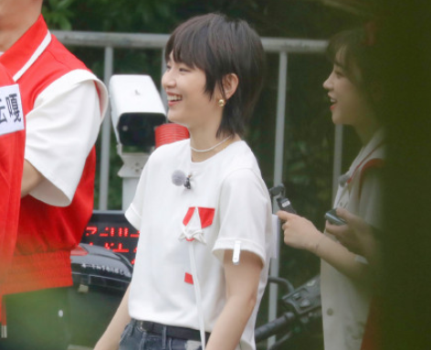 谭松韵|《奔跑吧》谭松韵和杨颖同框，差距一目了然，确定两人只差一岁？