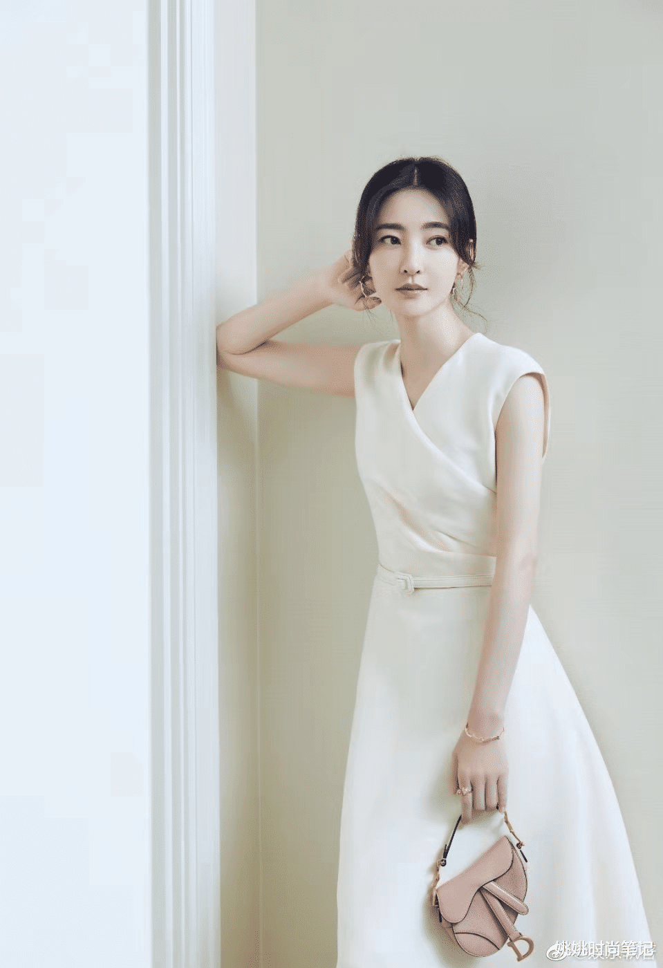 姚姚时尚笔记|王丽坤品牌活动生图美上热搜，一袭小白裙清新文艺，燕子包太抢镜