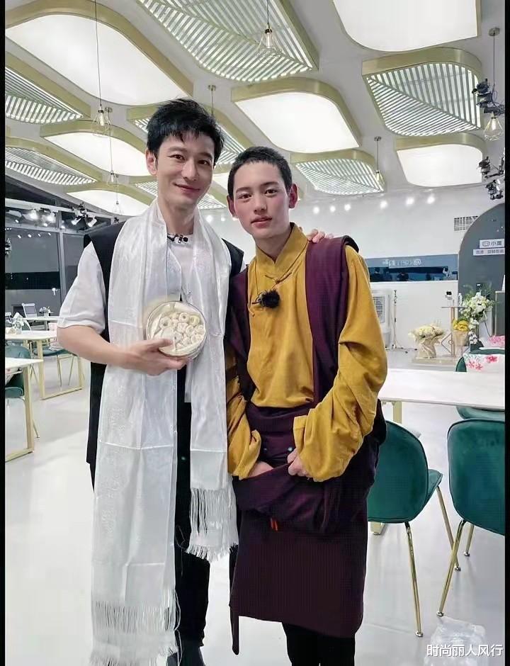 冯绍峰|丁真弟弟曝光后彻底大火!寸头穿藏袍比哥哥MAN,颜值更比哥哥高