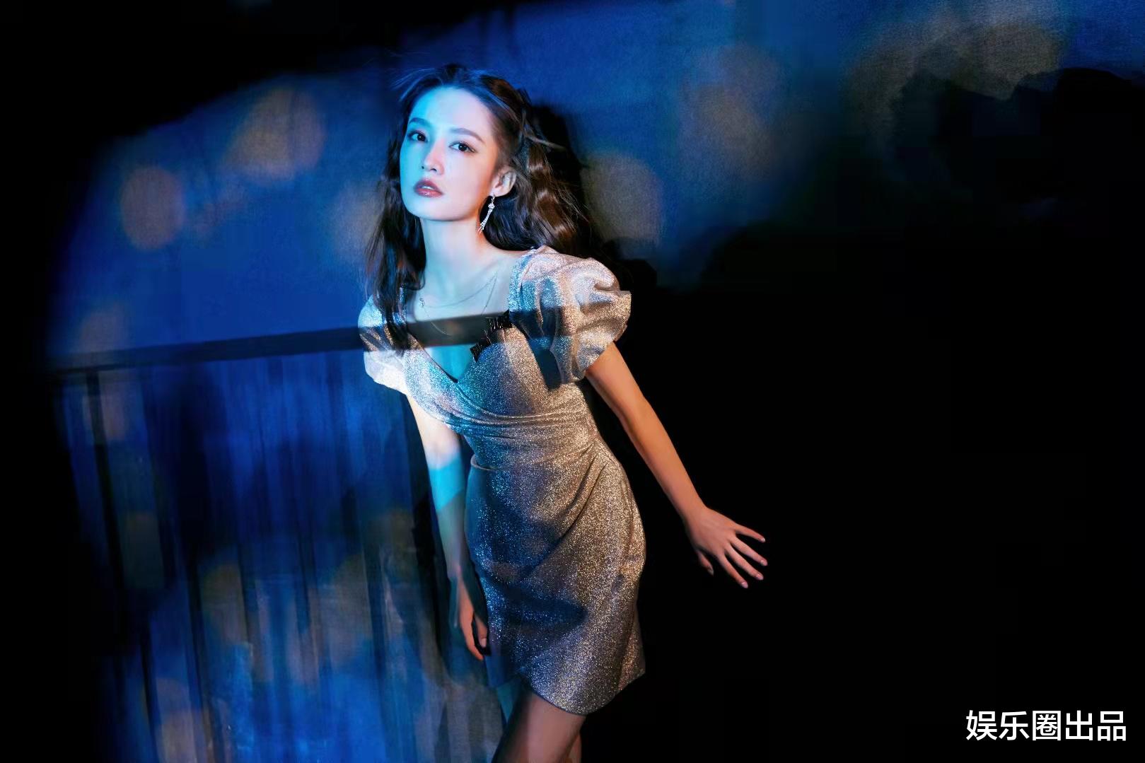鱿鱼游戏|李沁的“甜度”超标了吧，穿银色长裙凹造型，状态不输00后