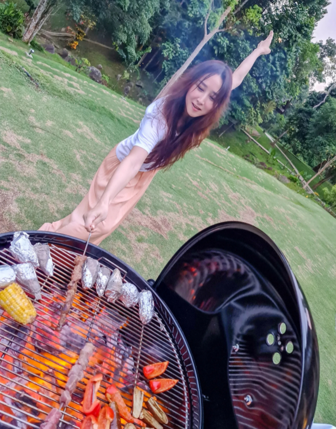 胡静|胡静马来西亚的豪宅草坪上遛狗摘花吃烧烤,31岁嫁富豪丈夫,获封拿汀