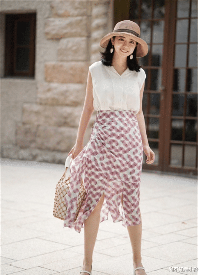 尚不红萌小舒|今年半身裙别瞎穿,认准这些“上短下高腰”技巧,巧妙显高又时髦