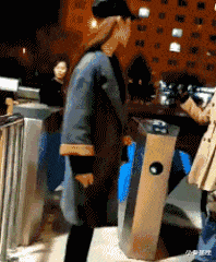 小秦星座|搞笑GIF：本来是个小狗狗，戴上面具变成小猫咪。