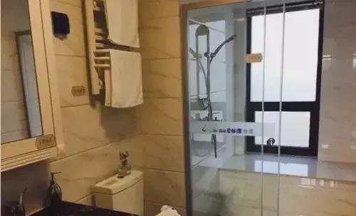 顽固不化的老婆非要在卫生间砌飘窗台，装完后我就竖拇指不吱声