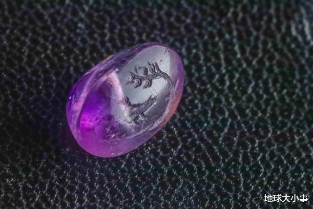 耶路撒冷发现2000年前紫水晶，神秘雕刻浮现1只鸟、1株植物