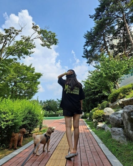 李泰兰|李泰兰遛狗晒修长美腿 贵妇生活引发网友热议 婚后幸福外貌回春