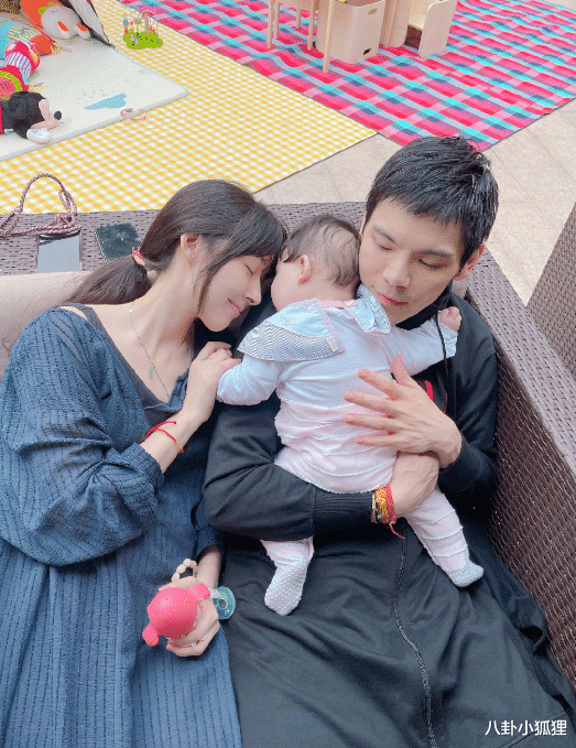 陈红|向佐父亲节晒家庭合照，与郭碧婷和女儿依偎，小奶皇正脸像妈妈