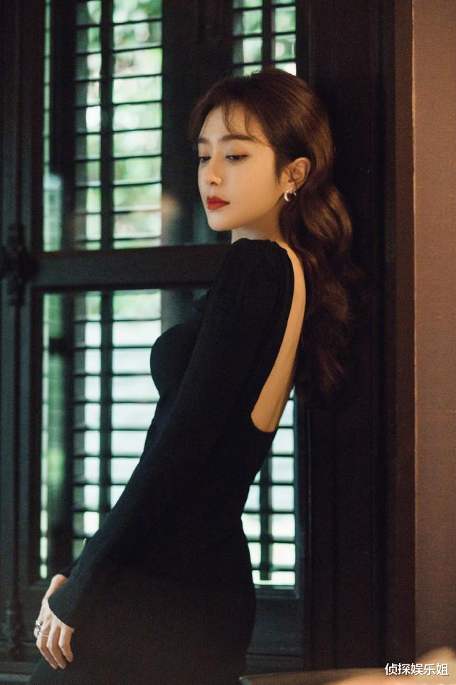 第一名|42岁秦岚罕晒素颜自拍，花式卖萌宛如少女，真实体重不足90斤