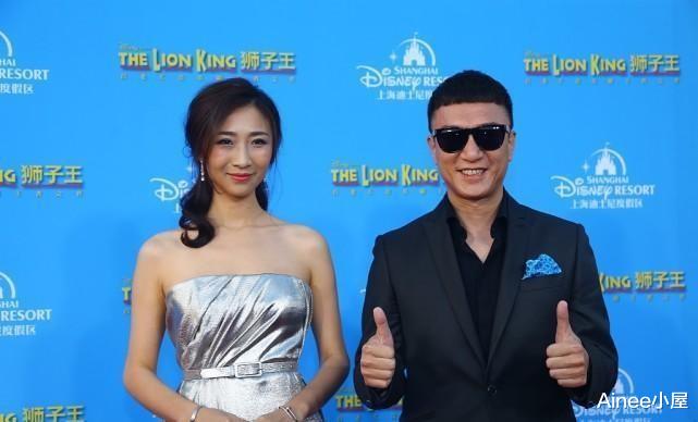 孙红雷|孙红雷真是有福气，妻子穿“锡纸裙”秀身材，看着比他还高一点