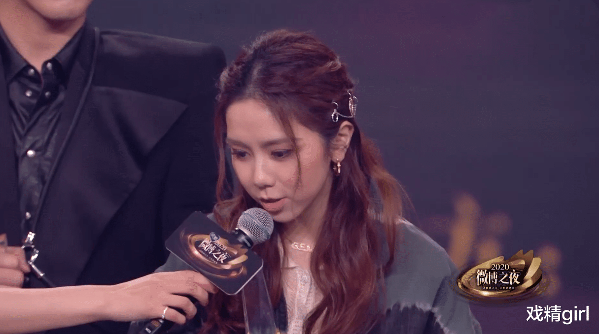 郭晶晶|黄晓明回头偷看baby，杨幂张小斐台下热聊，华晨宇邓紫棋领奖时互不理睬