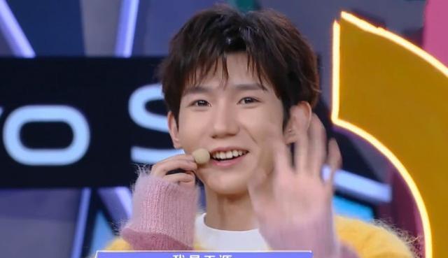 王源|王源上节目，站在166李菲儿身边，看清身高差：确定没人谎报？