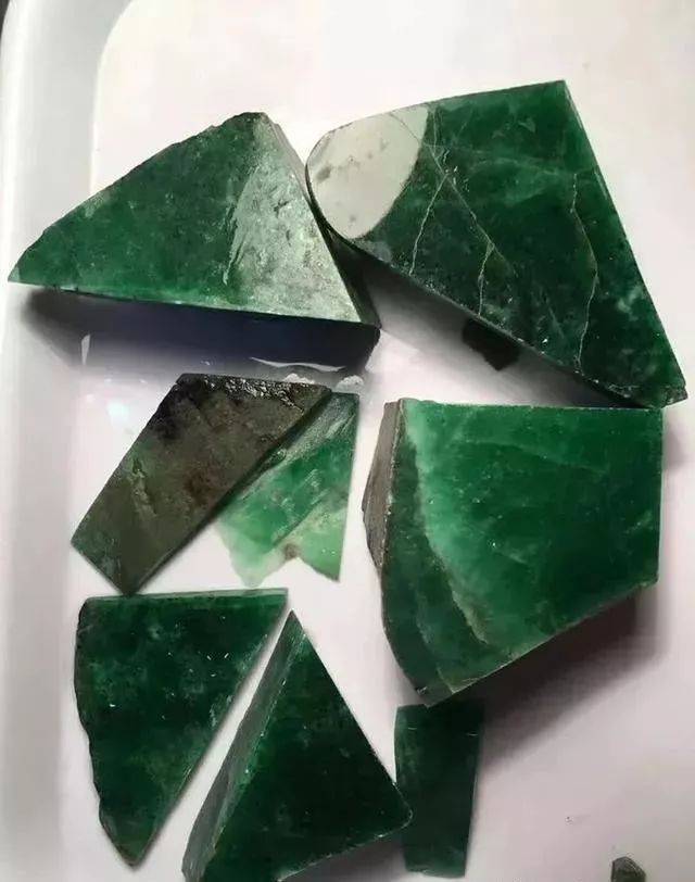 哈轩翡翠 「亿元翡翠俱乐部」再添一员！10片帝王绿料子以1亿5千万中标