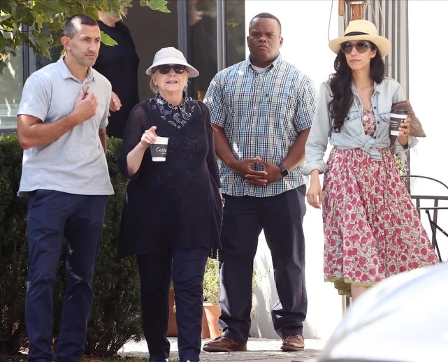 全球时尚风行 希拉里现身ICU看望克林顿！穿一身印花衣好时髦，愁眉紧锁好忧愁