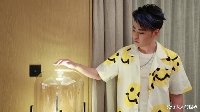 张云雷|德云社张云雷晒生日面，馋坏主任杨鹤通，“双标”的二爷惹人喜爱