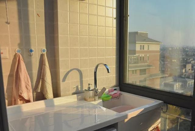 楼上竟把阳台装成厨房，找上门居然还说关我屁事，这人是不是傻？