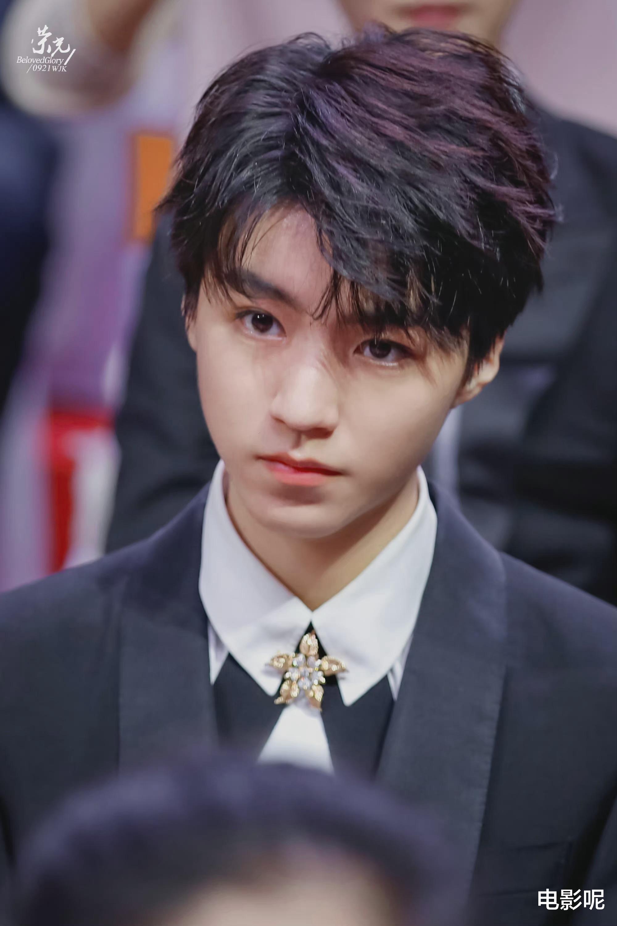 万梓良|女生被王俊凯助理警告后，再次现身剧组，与粉丝争抢，态度嚣张