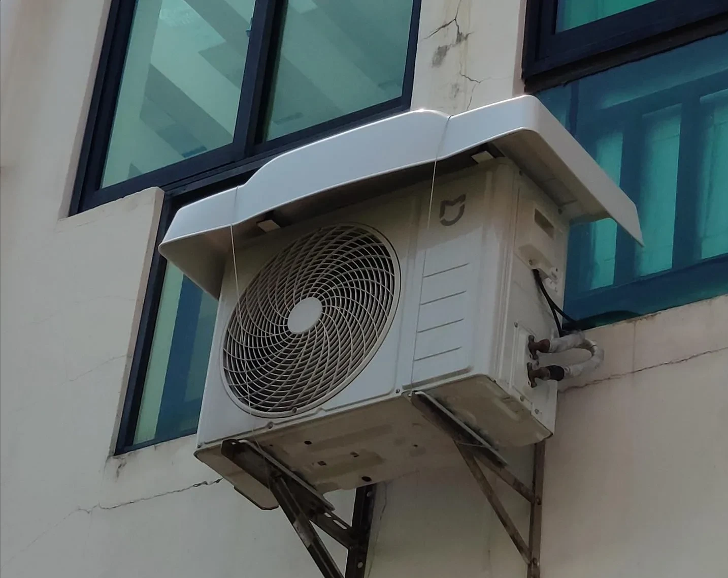 空调外机日晒雨淋,做个盖子就能延长使用寿命?来听听师傅怎么说