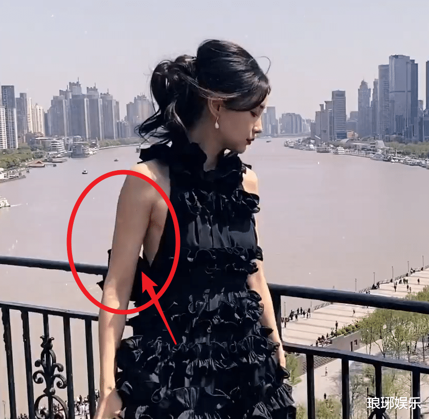 Angelababy|baby穿玫瑰裙出席活动，路透花絮曝光，生图下的肌肉我却看愣了