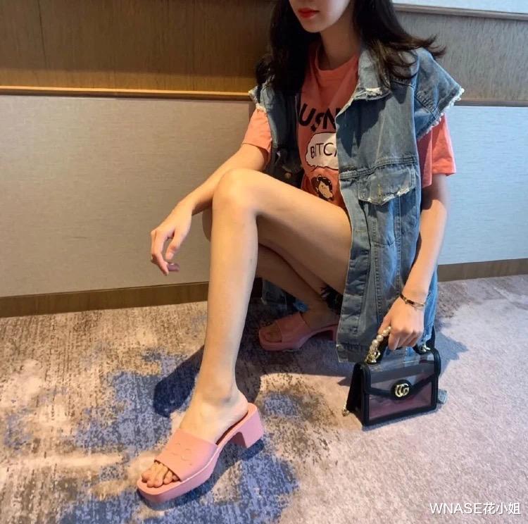 WNASE花小姐|这身搭配，夏季时髦女孩必备！舒适得体，即便下雨天也不尴尬