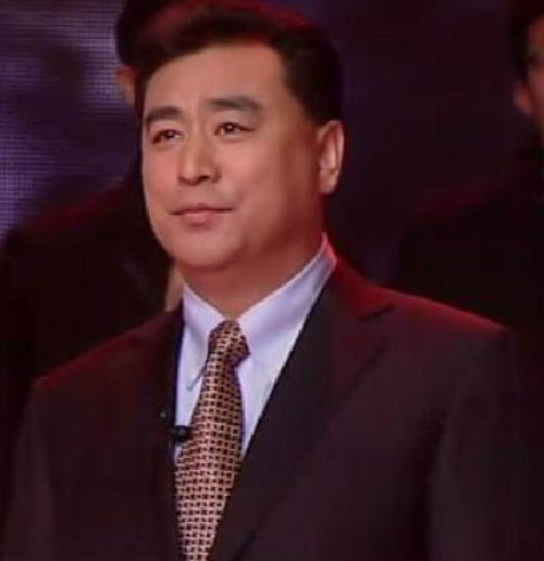 央视|他是清华校长之子，主持央视17年零失误，才华人品兼备，60岁仍单身？