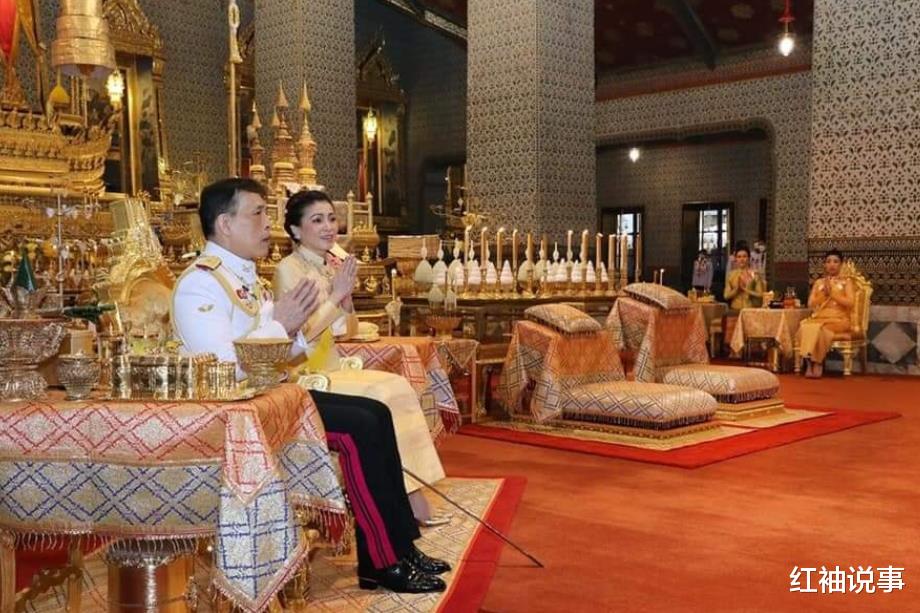 诗妮娜|泰王模糊妻妾界限，特许诗妮娜穿金色礼服，跟苏提达宛如双胞胎