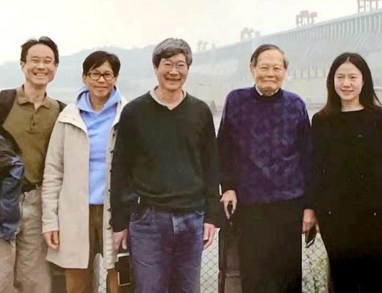 翁帆|翁帆晒一家人合照:结婚17年和孩子相处和睦,用真心证明夫妻感情