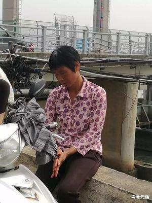 2009年,小伙在火车上与阿姨闲聊,才知她是自己失踪20年的母亲