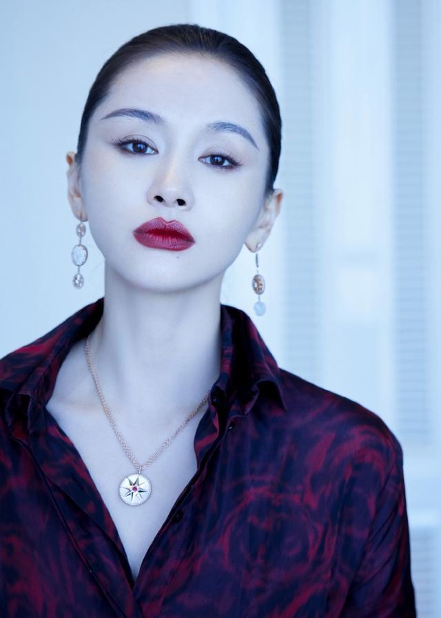 旗袍公馆|王子文才159？穿衬衫裙用腰带强调高腰线，梳油头凹出大姐大气场