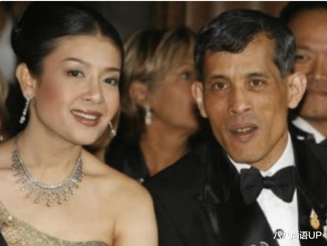 八八尚语UP 西拉米一家“五口”齐聚，穿格纹裙装端庄大气，曾同框凯特也不输