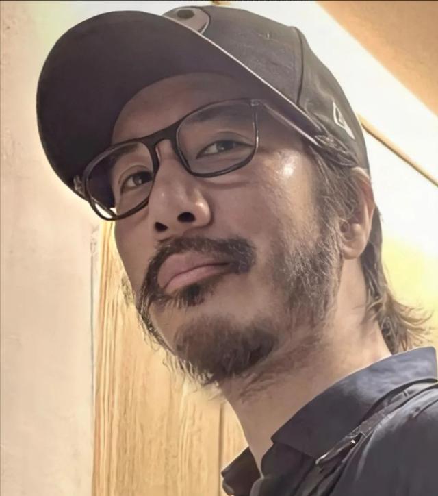 王力宏|44岁的王力宏晒出新照，网友直呼差点认不出来