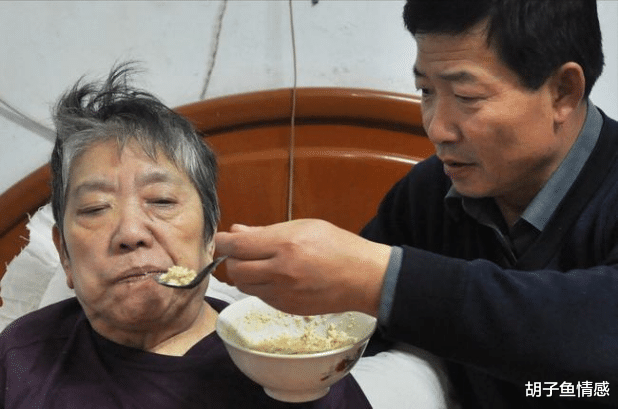 胡子鱼情感 58岁男保姆坦言：工作看似简单轻松，实则像老公一样，一刻不离身