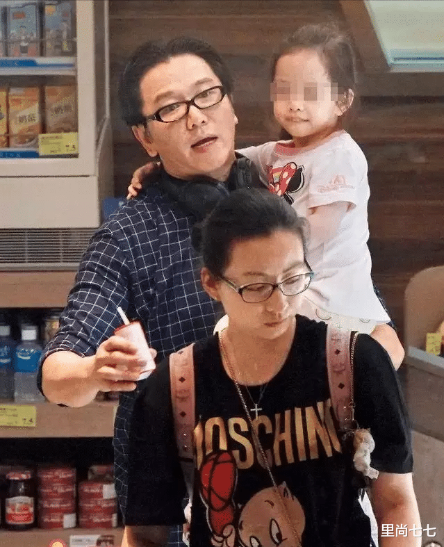 温兆伦|温兆伦罕与第三任妻子同框，“80岁”满脸皱纹，小20岁妻子太年轻