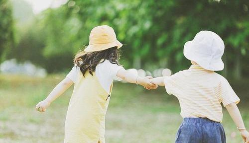 舜网 兄弟打碎妈妈香水被罚站，哥哥对弟弟说的“悄悄话”，让宝妈笑翻