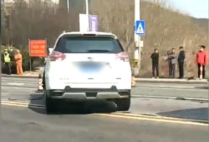 辽宁省|车祸！辽宁2辆SUV相撞，2人现场被盖蓝布，目击者：2死1重伤