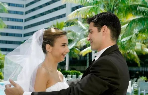 诚然情感之事 八字婚宫伤官为忌,做事无耐力,何时财运婚姻能有好转?