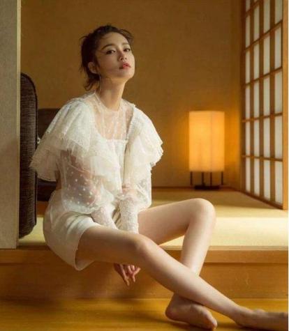 李沁|李沁的“三寸金莲脚”有多出名? 男演员：不敢公主抱她，怕鞋消失