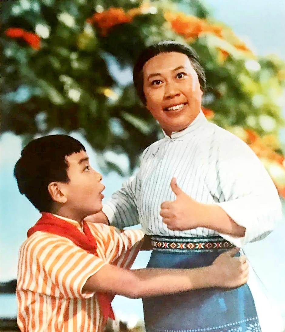 奶球妈咪聊|记得样板戏“勇奇”娘吗?有意思的是,演娘的比演儿子的小了12岁